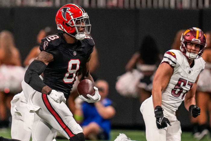 Oct 15, 2023; Atlanta, Georgia, USA; Atlanta Falcons tight end Kyle Pitts (8) runs after a catch against the Washington Commanders at Mercedes-Benz Stadium. Mandatory Credit: Dale Zanine-USA TODAY Sports